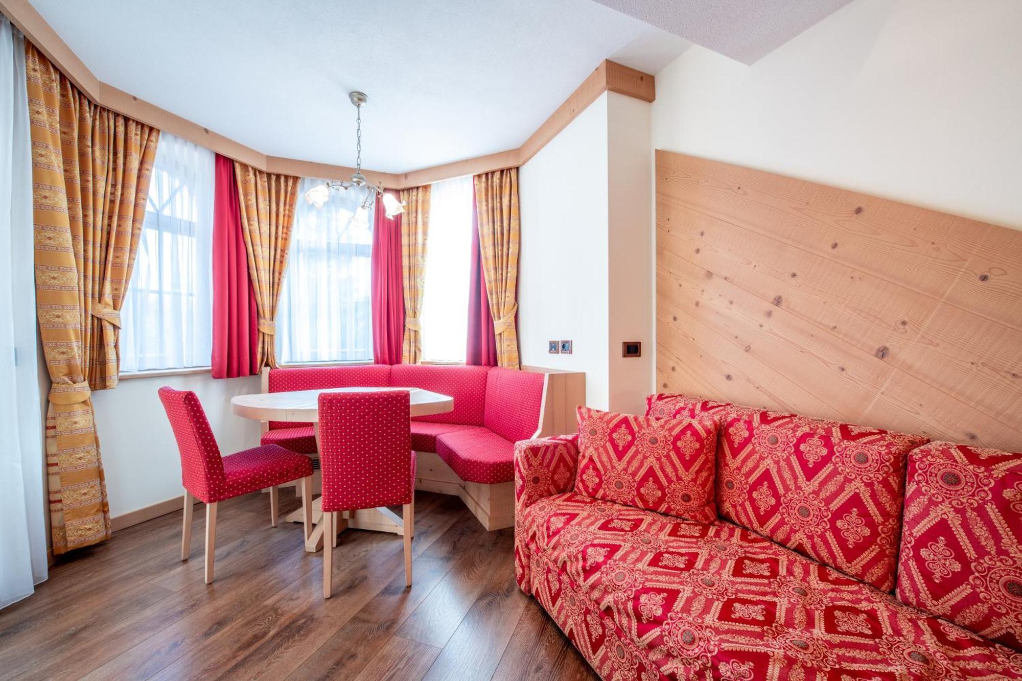 Rene Dolomites Boutique Hotel Pozza di Fassa Room photo